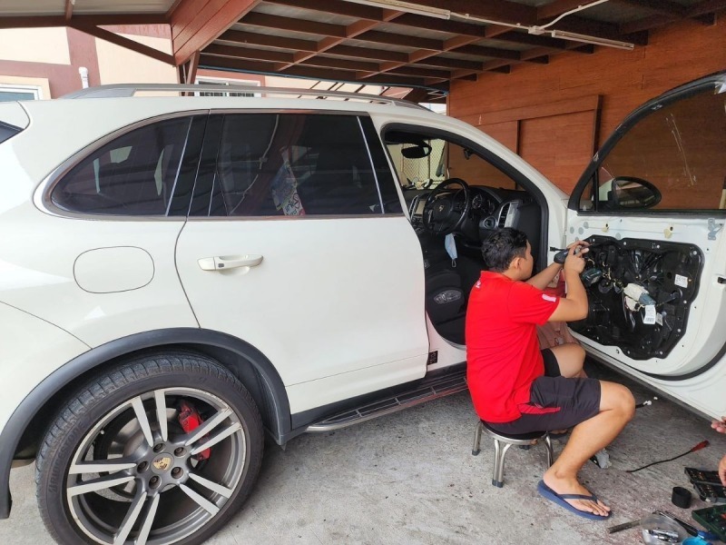 ซ่อมกลอนประตูไฟฟ้าในรถยนต์